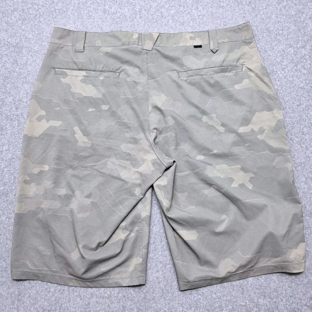 Oakley Golf Shorts Mens Size 40 Grey Digital Camo Flat Front Performance Casual - Picture 3 of 14